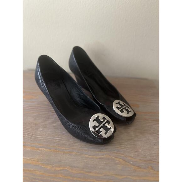 Tory Burch Wedge Shoes Womens 6 Black Pebbled Leather Peep Toe Logo Medallion - Picture 2 of 10